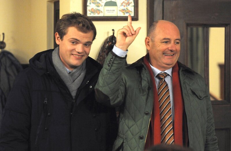 Philipp (Philipp Schneider, KLD, links) und Hubert (Bernhard Ulrich, rechts) stimmen über das Motto für die Fastnacht im Brunnerwirt ab. Weiteres Bildmaterial finden Sie unter www.br-foto.de. – Bild: BR/​Marco Orlando Pichler
