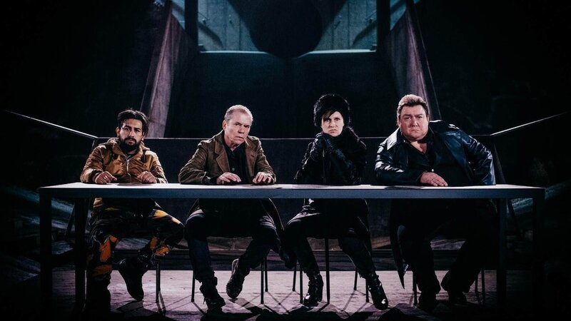 Das Gericht in der Unterwelt: (v.l.) ‚Junger Rumäne‘ (Zejhun Demirov), ‚Der Buckel‘ (Felix Römer), ‚Die Wilde‘ (Sophie Rois), ‚Der Rote‘ (Christoph Krutzler) – Bild: RTL /​Pertramer/​Pichler/​Superfilm