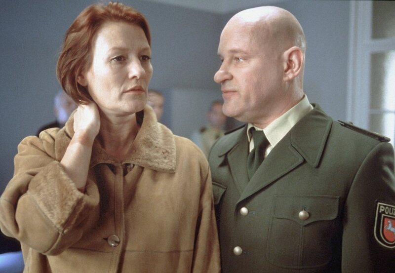 15 Uhr vom NDR im Ersten. Ella (Suzanne von Borsody) versucht, erste Informationen über den Einsatz zu bekommen. re: Vollmer (Christian Redl). – Bild: NDR/​Sandra Hoever