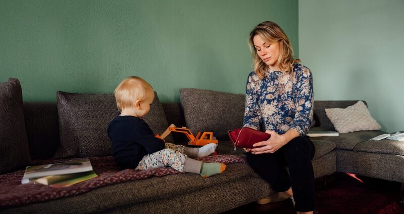 Wie Carolin (r.) müssen sich viele Frauen entscheiden – zwischen Mutter sein oder stabilen Finanzen. – Bild: ZDF und Thomas Victor