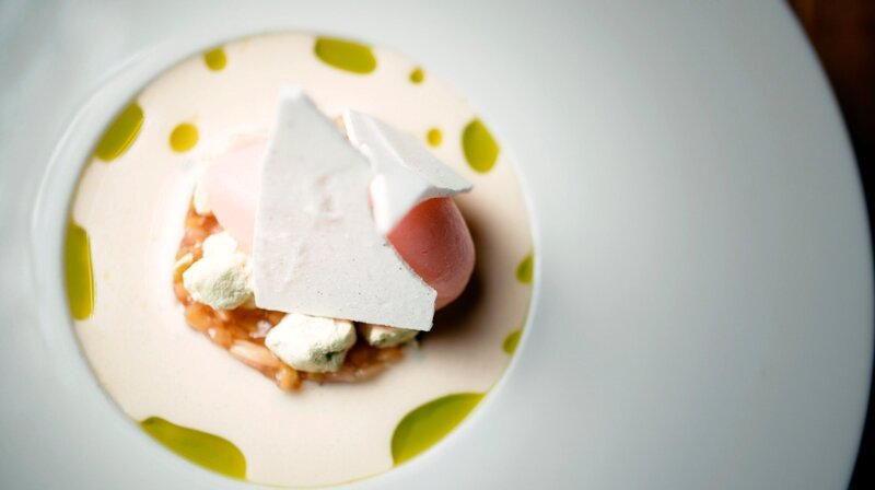 Ein Dessert von Thomas Wohlfeld mit weißer Schokolade und Rhabarber. – Bild: NDR/​heyfilm