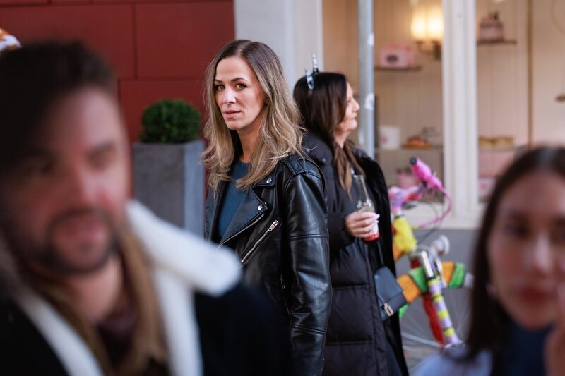 Sina ahnt nicht, dass sie mit ihrem kleinen Rollentausch in Micaelas Visier rückt. Bambi (Ben Heinrich), Samira (Samira Yavuz), Micaela (Ria Kovco). – Bild: RTL /​ Sebastian Meyer /​ Eine Sina kommt selten allein