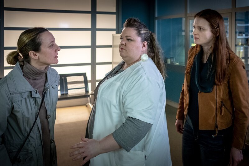 Frauke (Manuela Wisbeck, M.) verhindert einen Zusammenprall zwischen Magdalena Klüver (Regine Zimmermann, l.) und deren Tochter Linda (Juliane Behneke, r.). – Bild: ZDF/​Boris Laewen