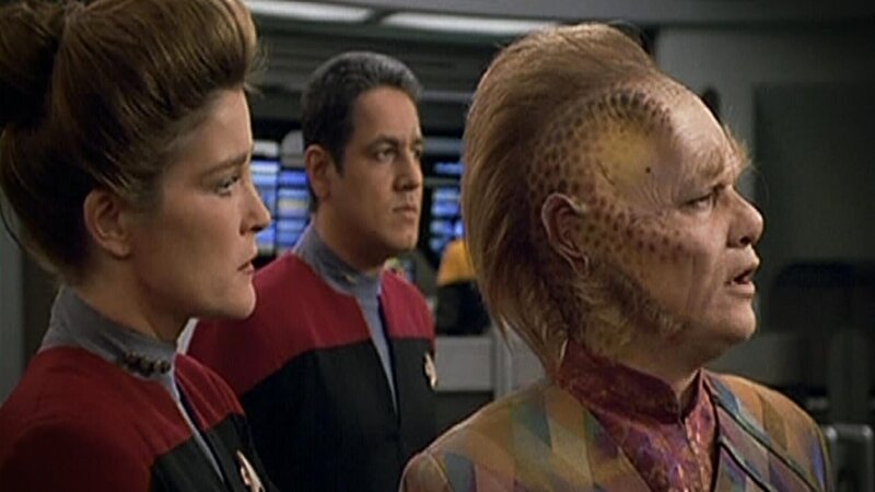L-R: Kathryn Janeway (Kate Mulgrew), Chakotay (Robert Beltran) und Neelix (Ethan Phillips) – Bild: Tele 5