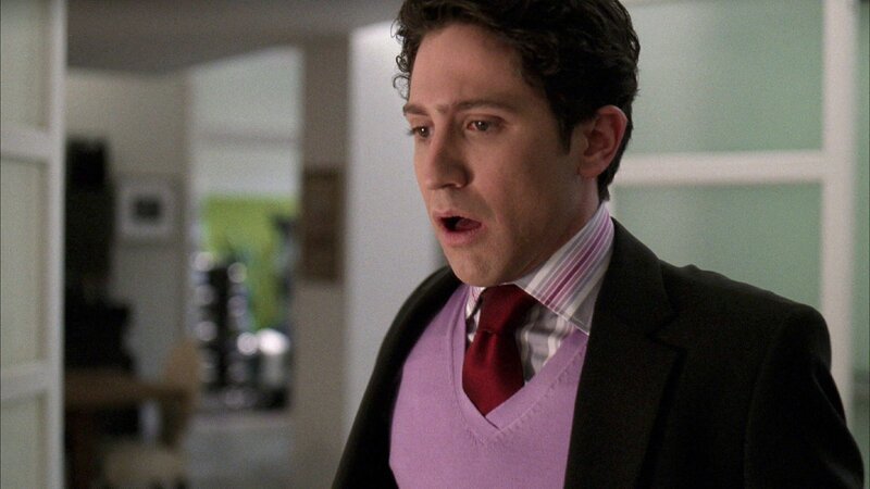 Sam (Ian Alda) findet seinen Chef tot in dessen Wohnung auf. Wer hat den Investmentbanker umgebracht? Und warum lässt Sam Beweise verschwinden? – Bild: VOX