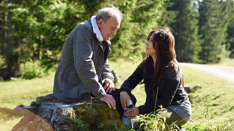 Katja (Simone Thomalla) hat dem alten Hendrik Söringer (Michael Mendl) nicht nur über seine körperliche Schwäche hinweggeholfen. – Bild: ZDF und Barbara Bauriedl