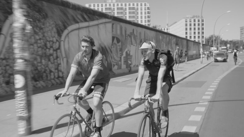 Fahrradkurier Max Siering (rechts) schwört auf sein Rennrad: eine alte Erfindung, bei der Technik, Intelligenz und Muskelkraft perfekt ineinandergreifen. – Bild: BR/​rbb/​weltrecorder