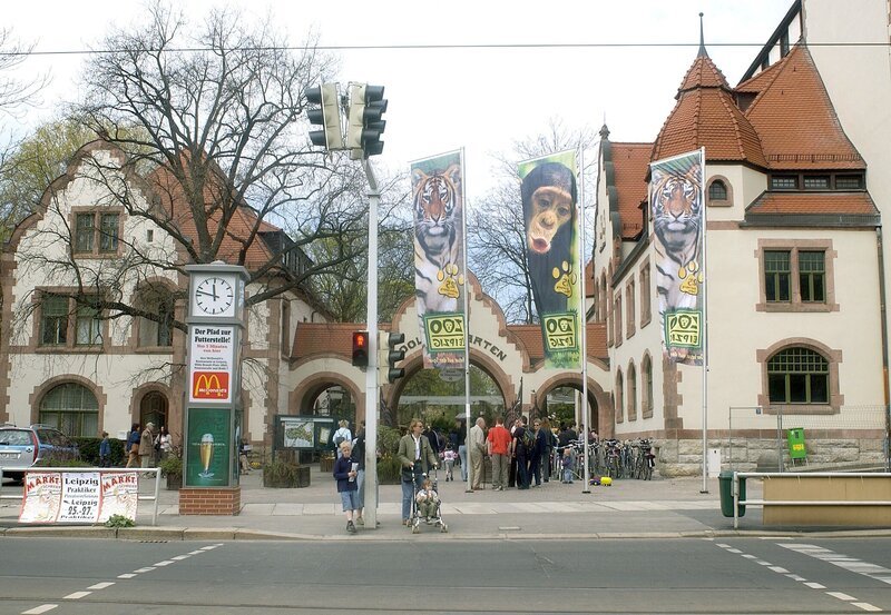 Haupteingang zum Leipziger Zoo. – Bild: ARD/​MDR