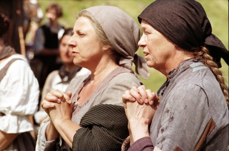 Von links: das Ahndel (Monika Baumgartner) und die Schobertheres (Lisa Kreuzer). – Bild: BR/​Marco Orlando Pichler