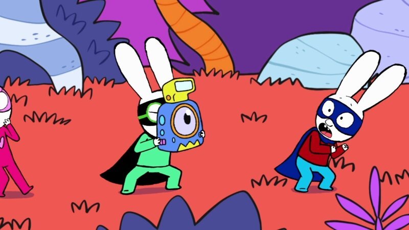 Super-Ferdi albert mit dem Gefrierblitz-Fotoapparat von Professor Wolf herum. Superhase und Super-Lou haben Angst, getroffen zu werden. – Bild: ZDF und GO-N Productions