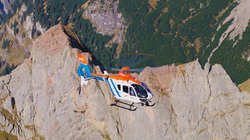 Die Dokumentation des ORF Vorarlberg zeigt eine Unternehmerin, einen Piloten, einen Fotografen und einen Lehrling, die die Faszination Hubschrauber nicht loslässt. – Bild: ZDF und ORF/​ORF-Vorarlberg