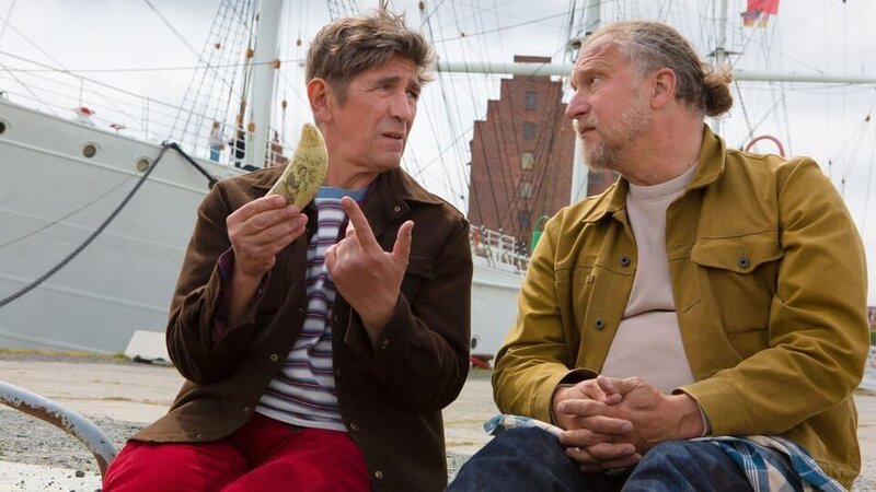 Mit Hilfe von Henry (Matthias Komm, rechts) will Fritz (Guido Hammesfahr, links) herausfinden, ob das vermeintliche Horn tatsächlich von einem Seeungeheuer stammt. – Bild: ZDF/​Zia Ziarno