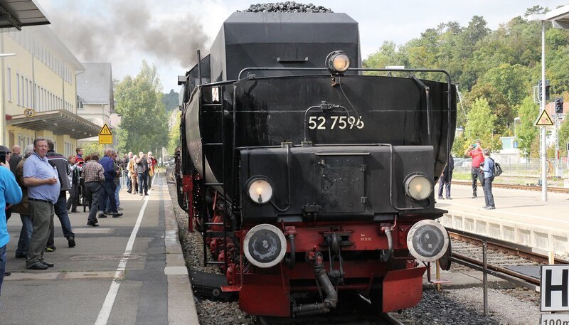 Zum 125. Jubiläum der Teilstrecke Tuttlingen – Sigmaringen ging es mit Dampf durch das Obere Donautal. – Bild: SWR/​Stadt Tuttlingen