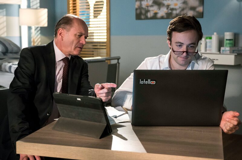 Wolfgang Berger (Horst Günter Marx, l.); Lennard Langner (Cecil von Renner, r.). – Bild: ARD/​Jens Ulrich Koch