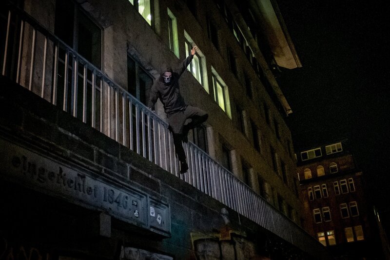 Während einer waghalsigen Flucht entkommt der Einbrecher den Polizisten. – Bild: Boris Laewen (bola) /​ ZDF