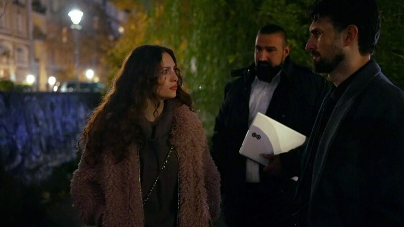 Olivia hat Alec versprochen, sich in Karlas Polizei-Laptop zu hacken, um an vertrauliche Infos zu kommen. Im Gegenzug soll sie mehr Zeit haben, ihre Schulden zu zahlen. Doch während sie nach einem Weg sucht, macht Alecs Handlanger Druck. – Bild: RTLZWEI