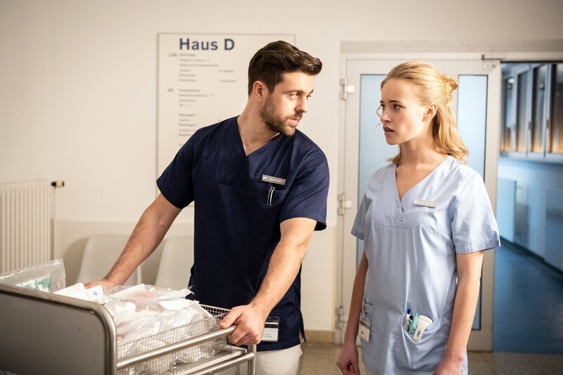 Karim (Nassim Avat) und Kiki (Valerie Huber) müssen sich um die verletzten Feuerwehrmänner kümmern. – Bild: RTL /​ Christoph Assmann /​ Familienbande