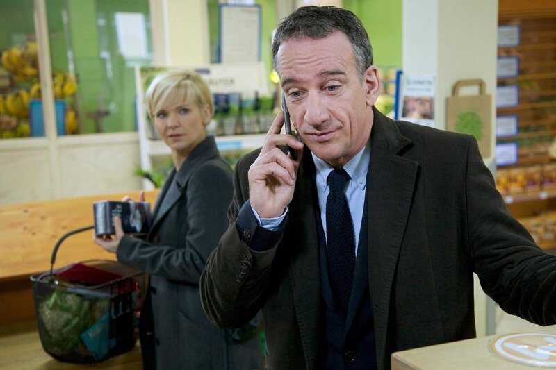 MDR Fernsehen IN ALLER FREUNDSCHAFT FOLGE 641, „Hochfliegende Träume“. Kathrin Globisch (Andrea Kathrin Loewig) macht beim Einkaufen eine Zufallsbekanntschaft. Der äußerst attraktive Alexander Weber (Heio von Stetten) macht allerdings nicht den besten ersten Eindruck auf sie. – Bild: MDR/​Wernicke