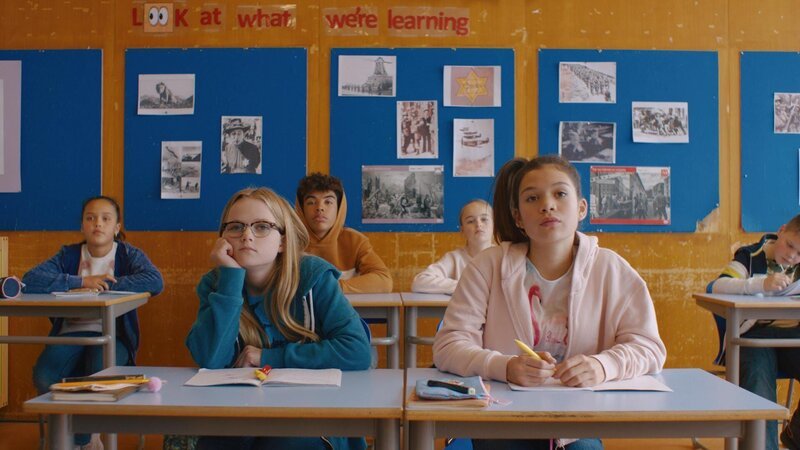 Floor (Bobbie Mulder) und Margreet (Romy Voll) in ihrer Klasse. – Bild: NDR/​NL Film/​Maurice Trouwborst