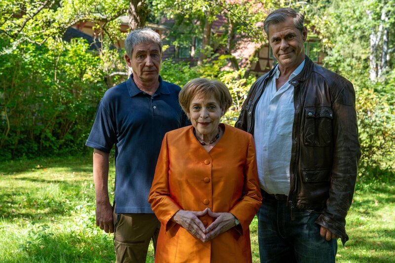 Angela (Katharina Thalbach), Kurt Kunkel (Sven Martinek) und Joachim Sauer (Thorsten Merten). – Bild: RTL /​ Oliver Feist