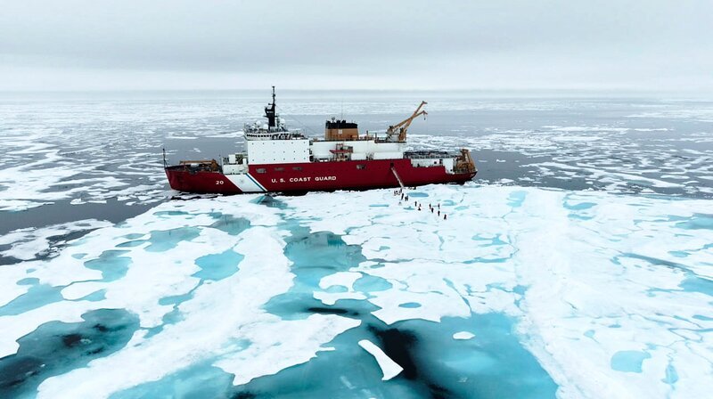 Der Eisbrecher „Healy“ im Packeis der Arktis. – Bild: WDR/Magasin Général Der Eisbrecher „Healy“ im Packeis der Arktis. – Bild: WDR/Magasin Général