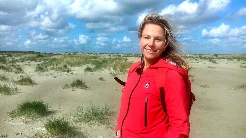 Moderatorin Andrea Grießmann unterwegs auf Ameland. – Bild: WDR/​Caro Wagner