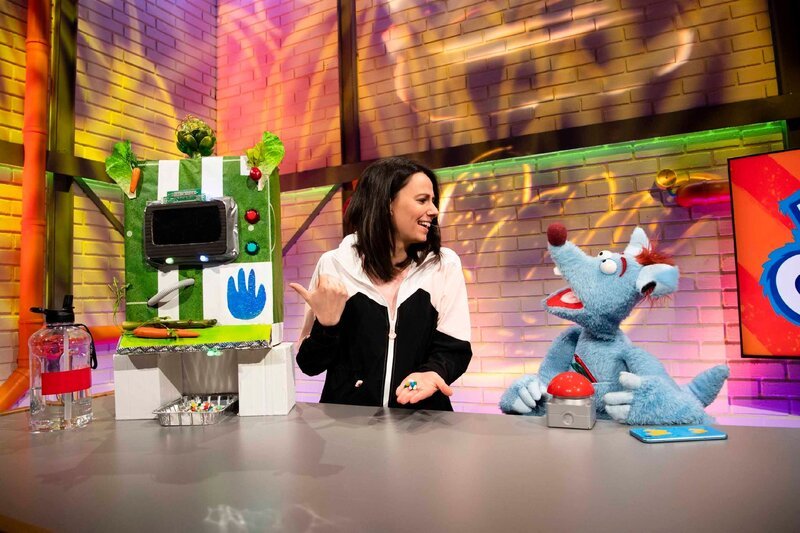Maria will einen Marathon laufen! Woozle ist ihr Trainer und Ernährungsberater. Der Optimampf 3001 soll die optimalen Nahrungsmittel produzieren, doch die Erfindung spuckt nur Pillen und Tabletten aus. – Bild: SUPER RTL/​Annette Etges /​ Was wir essen