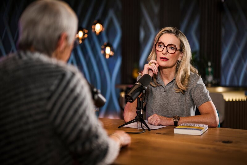 Monika Gruber (r.) und Prof. Dr. Gabriele Krone-Schmalz während „Die Gruaberin – Vodcast“ in Salzburg, Österreich. – Bild: ServusTV /​ Sebastian Marko