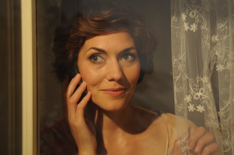 Fanny (Katrin Ritt) ist verliebt. – Bild: BR/​Jo Bischoff