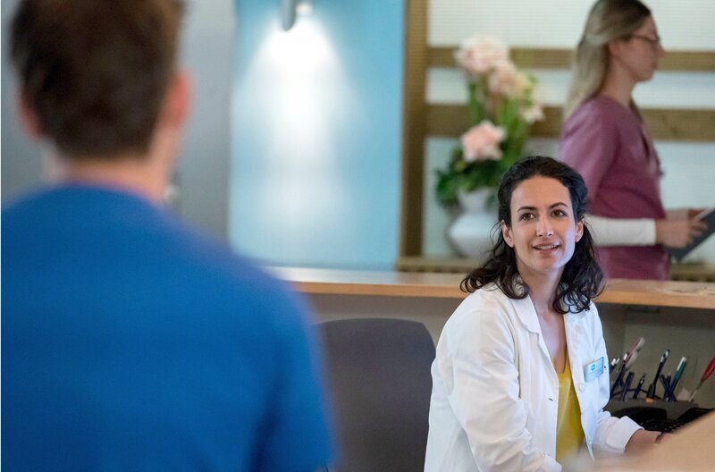 Zwischen Leyla (Sanam Afrashteh, r.) und Ben k (Philipp Danne, l.) geht es wieder bergauf. – Bild: ARD/​Jens Ulrich Koch