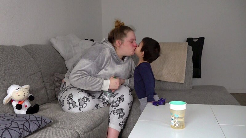 Zwillingsmama Lisa möchte bald ihre Ausbildung zur Altenpflegehelferin beginnen. Vorher möchte sie noch etwas Kraft tanken und hat eine Mutter-Kind-Kur beantragt. Doch die Vorbereitungen gestalten sich schwieriger als gedacht. – Bild: RTLZWEI