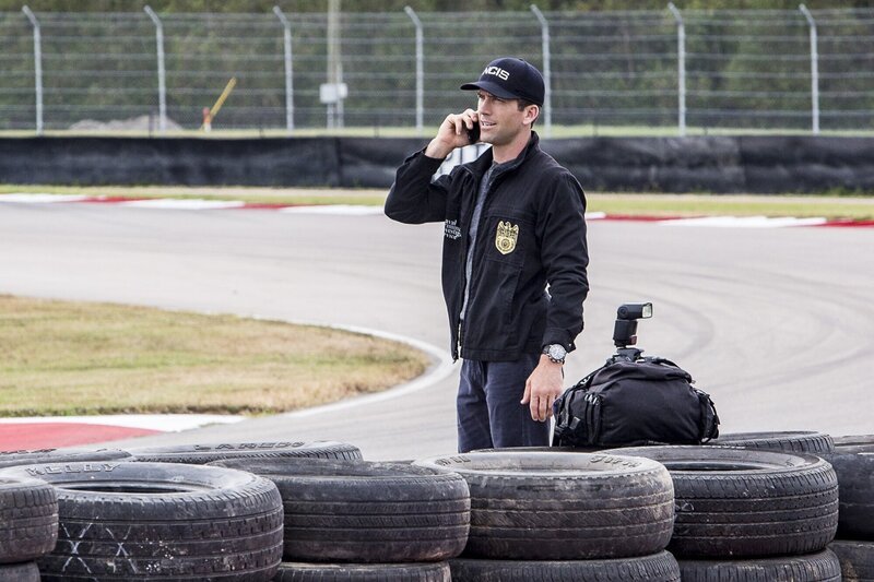 Glaubt nicht an einen Amateurfehler des verunglückten Marine Unteroffiziers: Agent LaSalle (Lucas Black) … – Bild: 2016 CBS Broadcasting, Inc. All Rights Reserved /​ Skip Bolen Lizenzbild frei