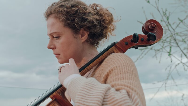 Josephine Rustemi (Anja Antonowicz) spielt auf der Dachterrasse Cello, als die Ermittler ihr einen Besuch abstatten. – Bild: manuelpaul /​ ZDF