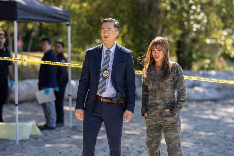 Chief Li (Terry Chen, l.); Max Mitchell (Vanessa Morgan, r.) – Bild: Vancon S1 Productions BC Inc. /​ Vancon S1 ON Inc. /​ Ed Araquel