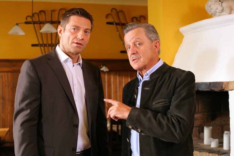 Hansen (Igor Jeftic, l.) vermutet, dass das Opfer brisante Informationen über Brauereibesitzer Martin Kerscher (Werner Rom, r.) herausgefunden hat und deswegen sterben musste. – Bild: ZDF/​Christian A. Rieger – klick