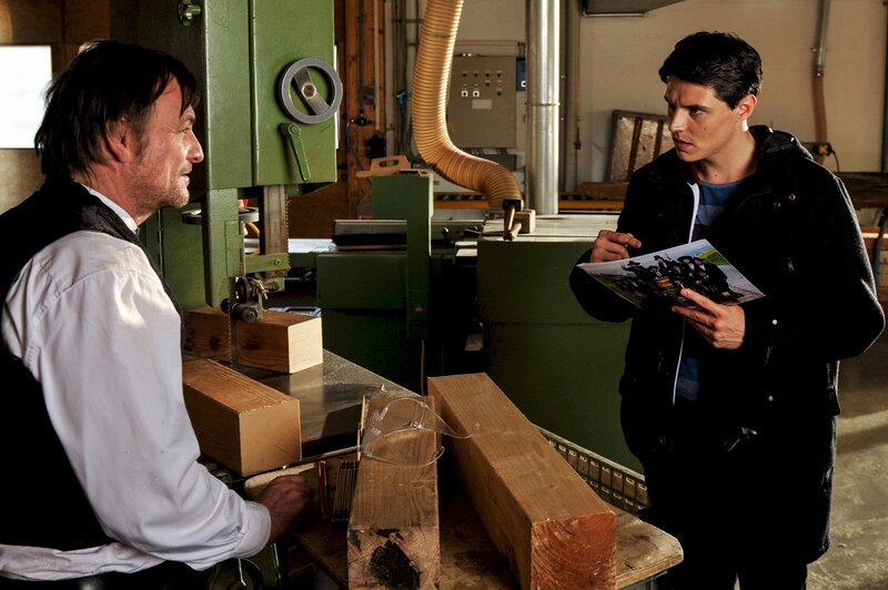 Kommissar Rico Sander (Benjamin Strecker) hat Indizien dafür, dass dem Zimmermannsgesellen Björn Rieger etwas zugestoßen sein könnte. Riegers Chef Peter Kahlert (Christian Kerepeszki) will sich das nicht vorstellen. – Bild: ZDF und Markus Fenchel