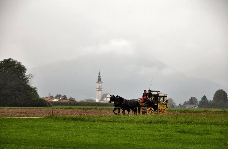 Zu Christls (Gloria Nefzger) Geburtstag macht Sebastian (Johann Schuler) seiner Tochter zu Ehren einen Ausflug mit der alten geschmückten Postkutsche. Früh morgens brechen sie auf. – Bild: BR/​Stephan Reichenberger