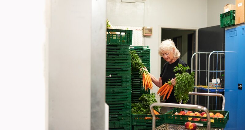 Rente reicht nicht: Angelika (75) aus Berlin arbeitet, um monatlich über die Runden zu kommen. Sie will im Alter niemandem zur Last zu fallen. – Bild: ZDF und Sarah Storch