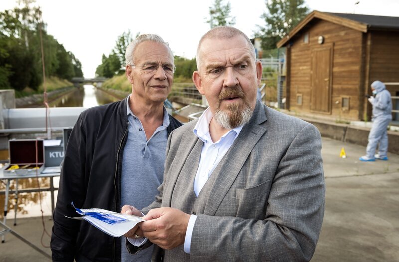 Am Randkanal wurde die Tote ins Wasser geworfen. Eine Kette, die Lara Krohn gehörte, konnte hier sichergestellt werden. Die Kommissare Max Ballauf (Klaus J. Behrendt, l) und Freddy Schenk (Dietmar Bär) schauen sich weiter um. – Bild: WDR/​Bavaria Fiction GmbH/​Martin Valentin Menke