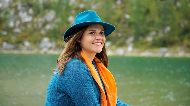 Bennys Mutter Andrea (Katharina Wackernagel) ist mit auf Klassenfahrt gefahren. – Bild: NDR/​Martin Rattini