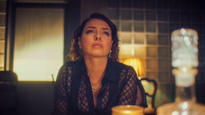 Katja (Karolina Lodyga) ist not amused. – Bild: RTL /​ Ein Wunder ist auch keine Lösung