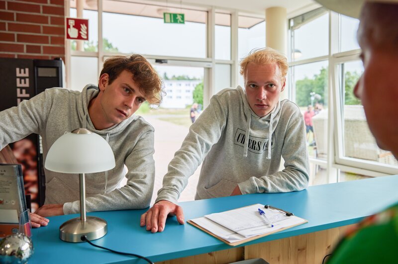 Emil Belton (l.); Bruno Alexander (r.). Eigenproduktionsbild frei. – Bild: Joyn/​ProSieben /​ Svenja Blobel