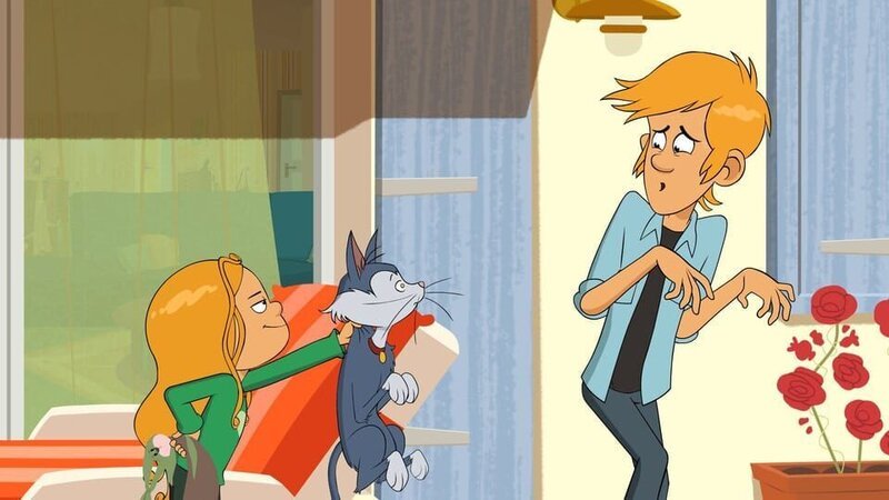 Marine erschreckt Max mit einer Katze. – Bild: NDR/​BAMBOO PRODUCTION – SAMKA PRODUCTIONS