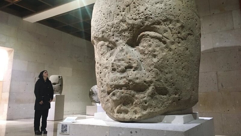 1939 entdeckt ein amerikanischer Forscherpaar einen riesigen Steinkopf im mexikanischen Dschungel. – Bild: ZDF und Samuel Jackson; Tom Hayward