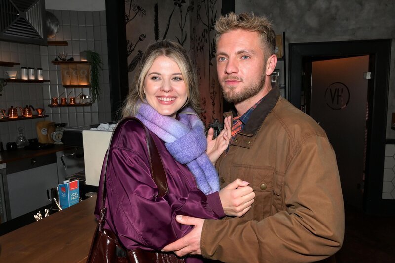 Alicia (Josefin Bressel) und Paul (Niklas Osterloh) freuen sich auf eine gemeinsame Wohnung. – Bild: RTL /​ Rolf Baumgartner /​ Neues Heim?