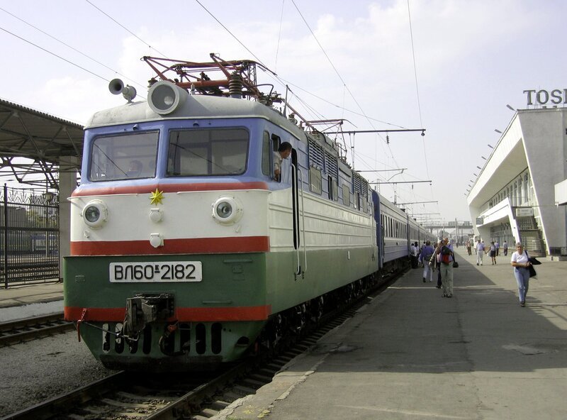 E-Lok in Taschkent. – Bild: SWR/​Kirchner