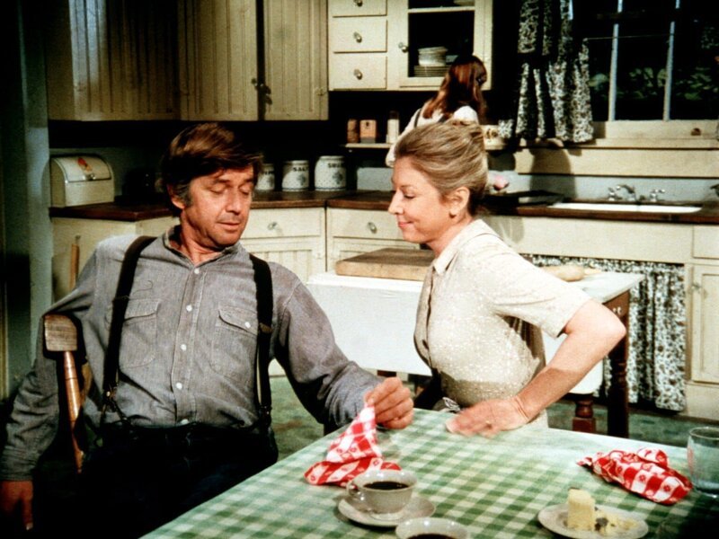 John (Ralph Waite, l.) und Olivia (Michael Learned, r.) sind beeindruckt von dem unternehmerischen Mut ihres Sohnes John-Boy. – Bild: Sat.1 Gold