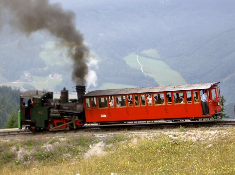 Die Sendung lädt den Zuschauer ein, das Salzkammergut mit der Eisenbahn zu erkunden. Hier die Schafbergbahn unterwegs zum Gipfel. – Bild: SWR/​Schweitzer