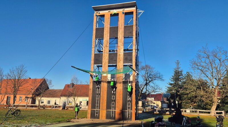 Im Feuerwehrsport sind die Kameraden der Freiwilligen Feuerwehr sehr erfolgreich. Am dorfeigenen Steigertum trainieren sie das Hakenleitersteigen. – Bild: MDR/​Mathias Schaefer