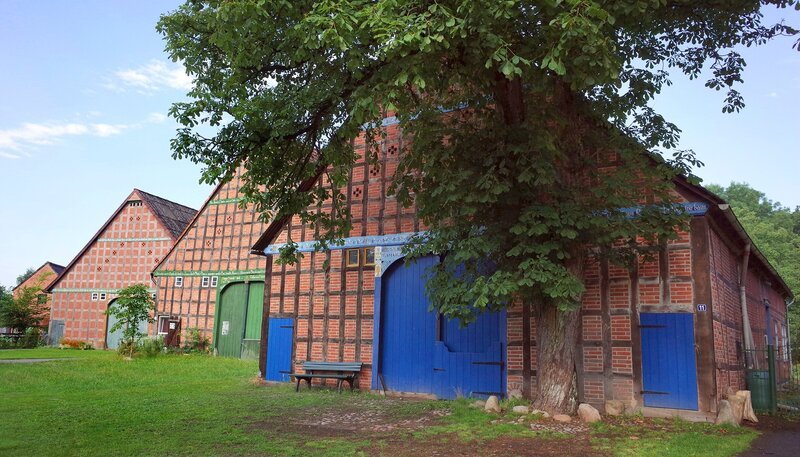 Im Ortskern von Güstritz. Typische Hallenhäuser – mit dem Giebel zur Ortsmitte. – Bild: NDR/​Till Lehmann